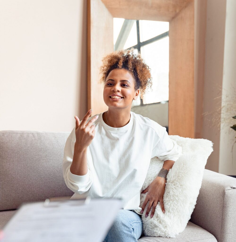 woman in a therapy in Spanish Chicago session smiling and talking animatedly with one hand in the air